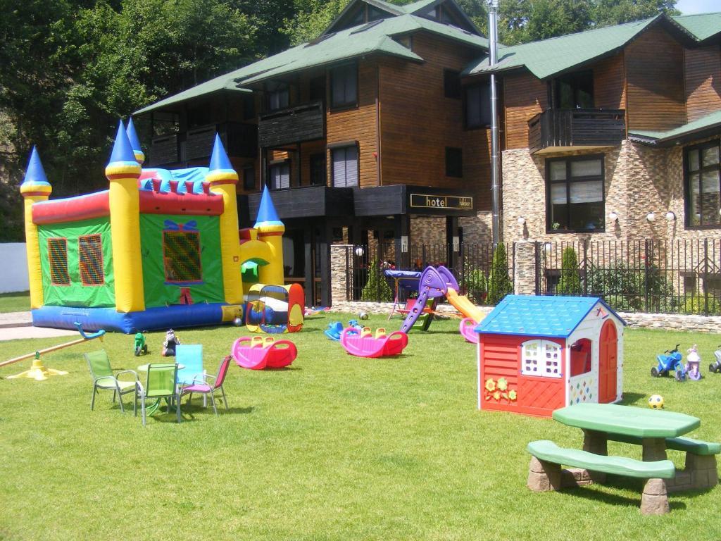 Hotel Hillden Lodge&Restaurant Drumu Carului Bagian luar foto