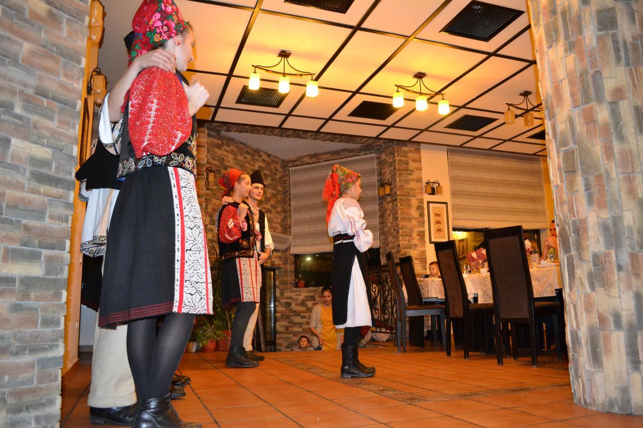 Hotel Hillden Lodge&Restaurant Drumu Carului Bagian luar foto