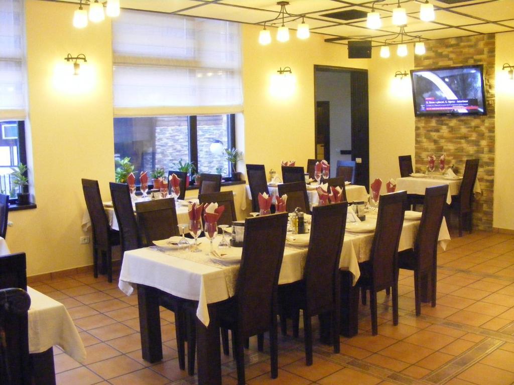 Hotel Hillden Lodge&Restaurant Drumu Carului Bagian luar foto