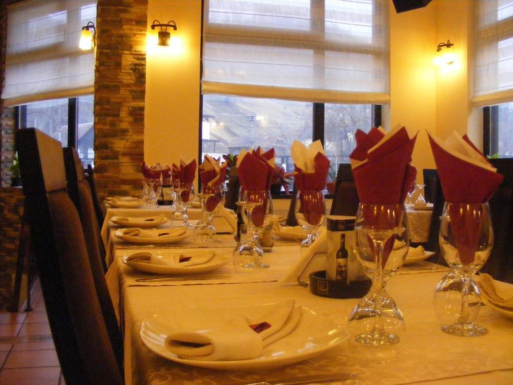 Hotel Hillden Lodge&Restaurant Drumu Carului Bagian luar foto