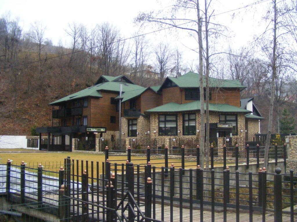 Hotel Hillden Lodge&Restaurant Drumu Carului Bagian luar foto